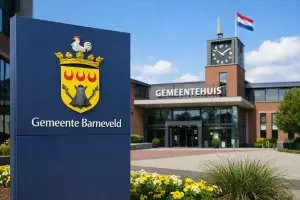 Gemeentehuis van Barneveld met ingang en plein ervoor