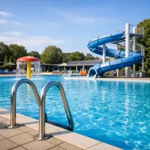 Overdekt zwembad in Barneveld met lege zwem­banen overdag